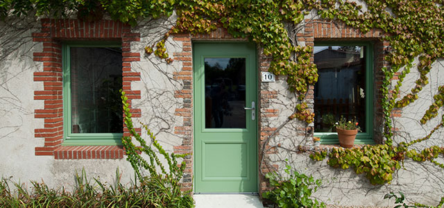 porte d'entrée traditionnelle bois vert