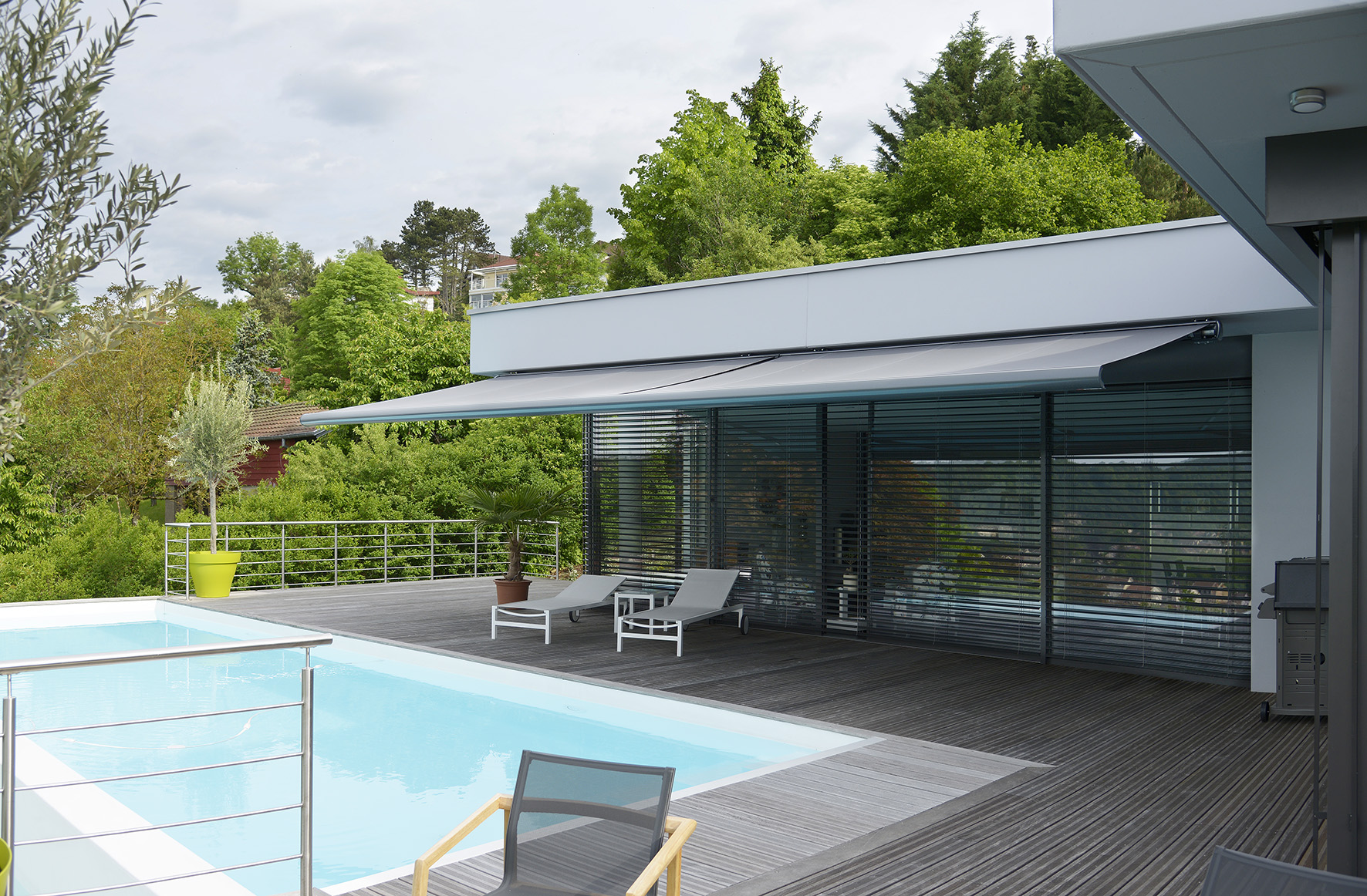 double stores bannes sur une terrasse avec piscine