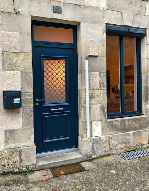 Porte d'entrée aluminium bleue - Huguet Thibault - Komilfo Poitiers
