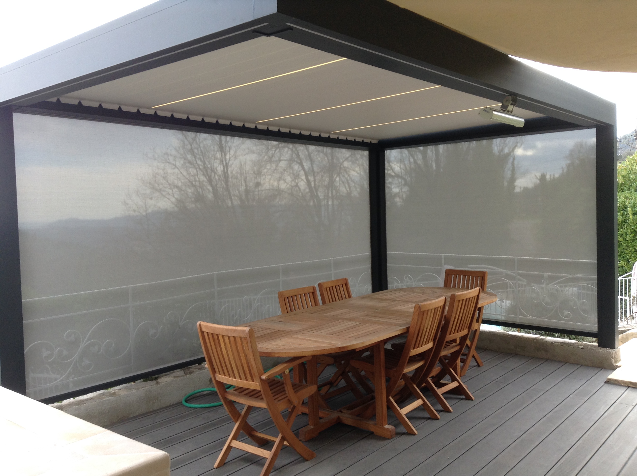 Pergola à lames orientables, leds et stores verticaux intégrés