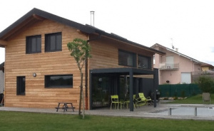 Installation d'une pergola bioclimatique à lames orientables à la frontière suisse