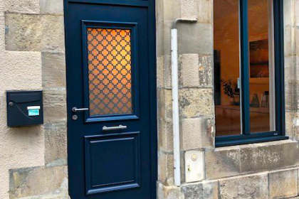 Porte d'entrée aluminium bleue - Huguet Thibault - Komilfo Poitiers