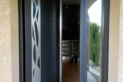 Porte d'entrée aluminium avec insert et triple vitrage