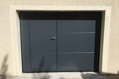 Porte de garage sectionnelle isolée en acier avec portillon intégré Montpellier Komilfo