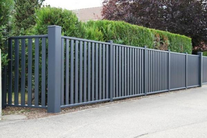Modèle de clôture aluminium avec barreaudage disponible dans le réseau Komilfo