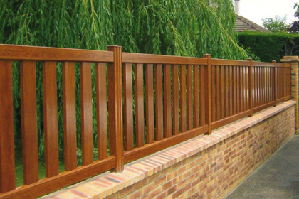 Modèle de clôture aluminium aspect bois disponible dans le réseau Komilfo