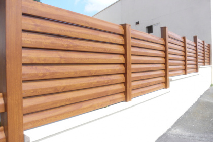 Modèle de clôture en bois design disponible dans le réseau Komilfo