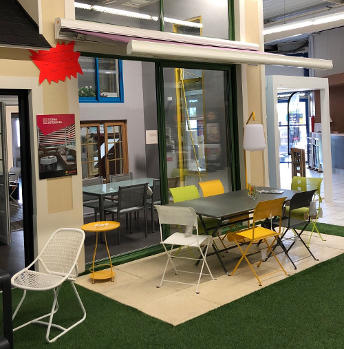 Destockage De Portes D Entree Et Stores Exterieurs Exposes A