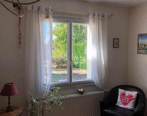 Fenêtre PVC double vitrage installée par Komilfo Huguet Thibault à Poitiers