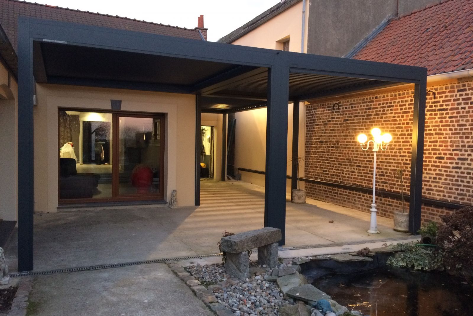 Pergola bioclimatique en forme de L Komilfo