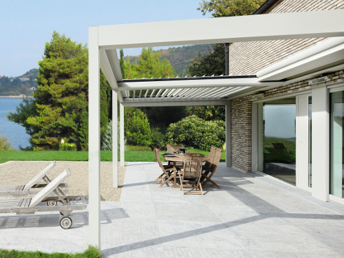 Pergola bioclimatique à lames rétractables Komilfo