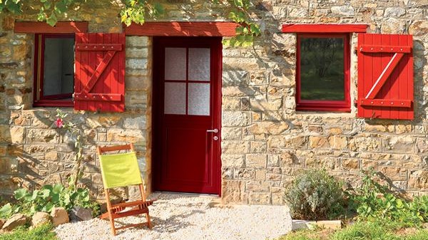 Porte d'entrée mixte alu bois façade extérieure rouge - Komilfo