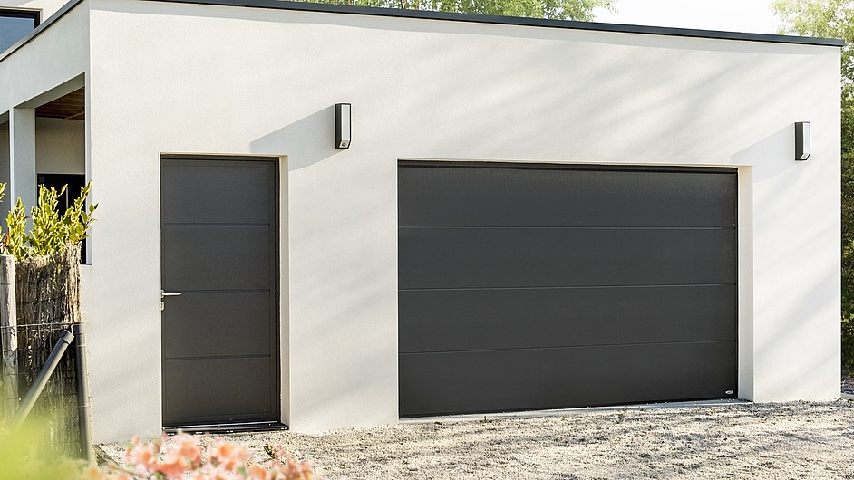 Porte de service attenante au garage - Komilfo