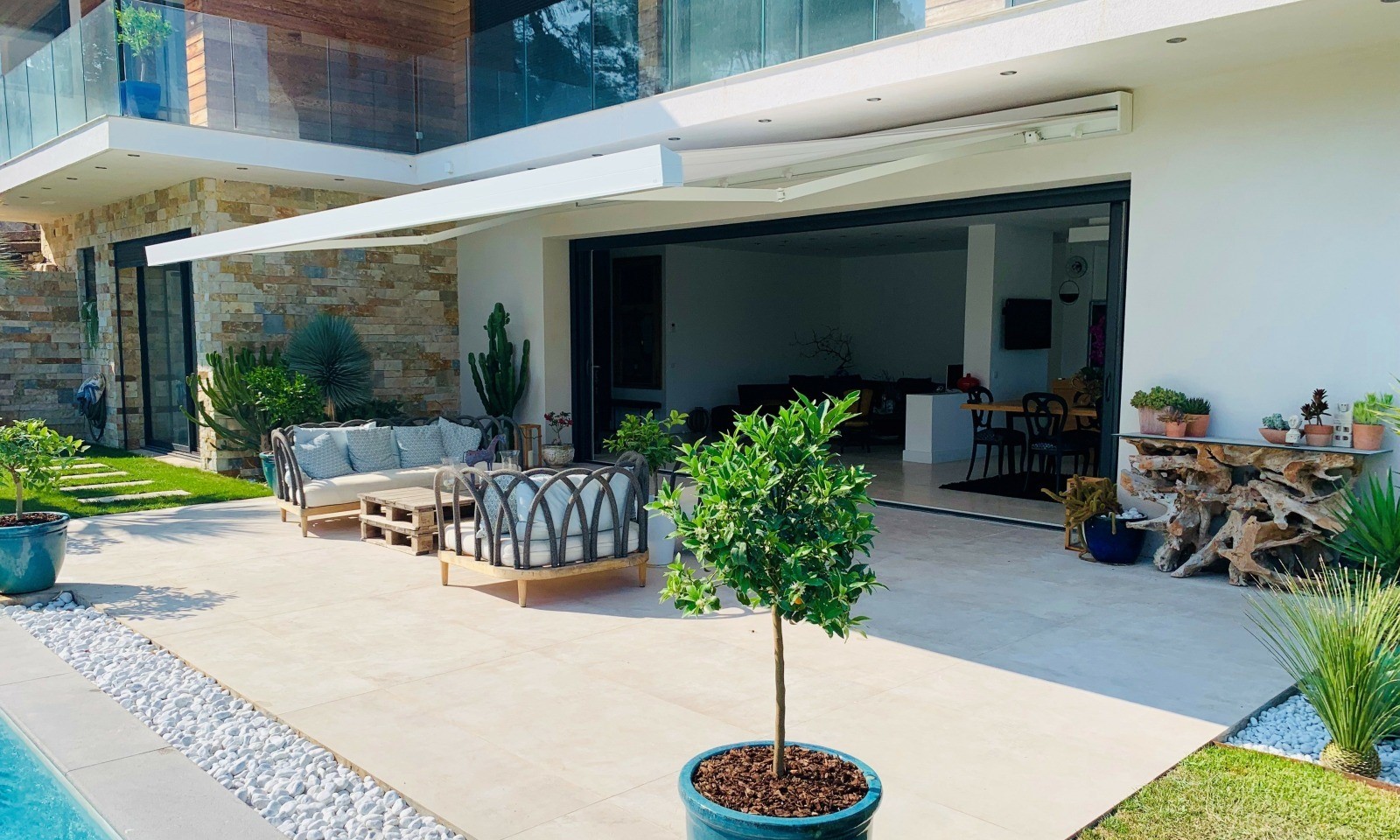 Les Possibilites D Amenagement Exterieur Store Pergola Veranda Komilfo