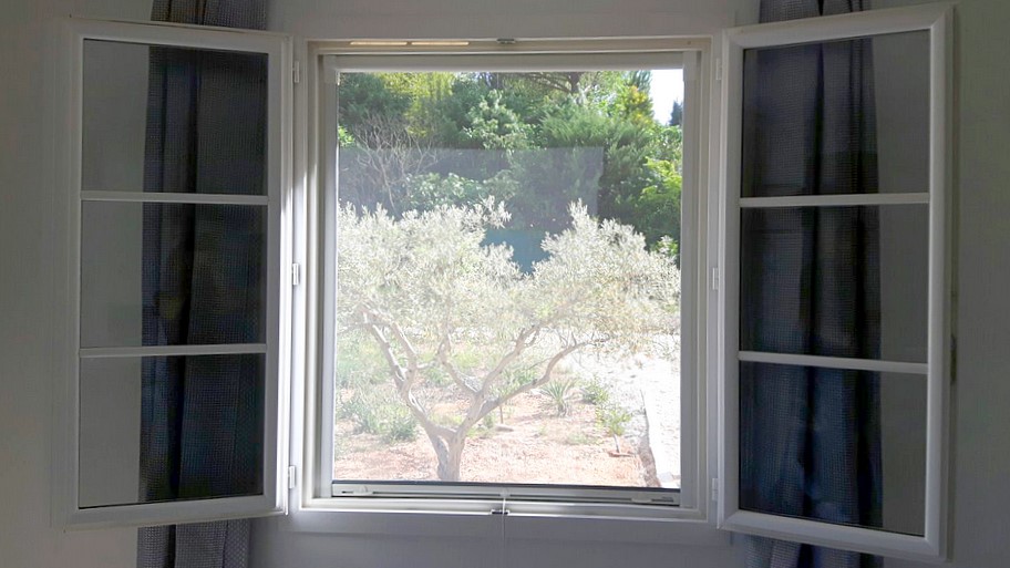 Store moustiquaire enroulable pour fenêtre sans perçage - Komilfo