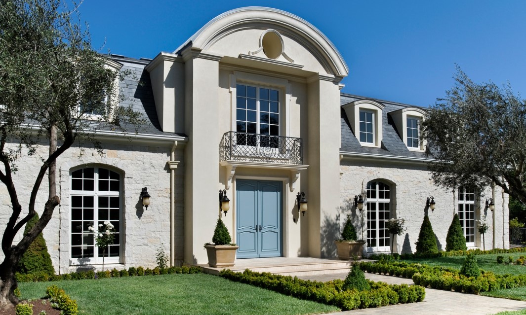 Façade extérieure avec fenêtres et petits bois pour votre maison de campagne - Komilfo