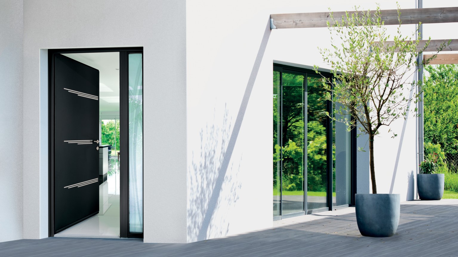 Porte d'entrée alu vitrée pour un intérieur au style design - Komilfo