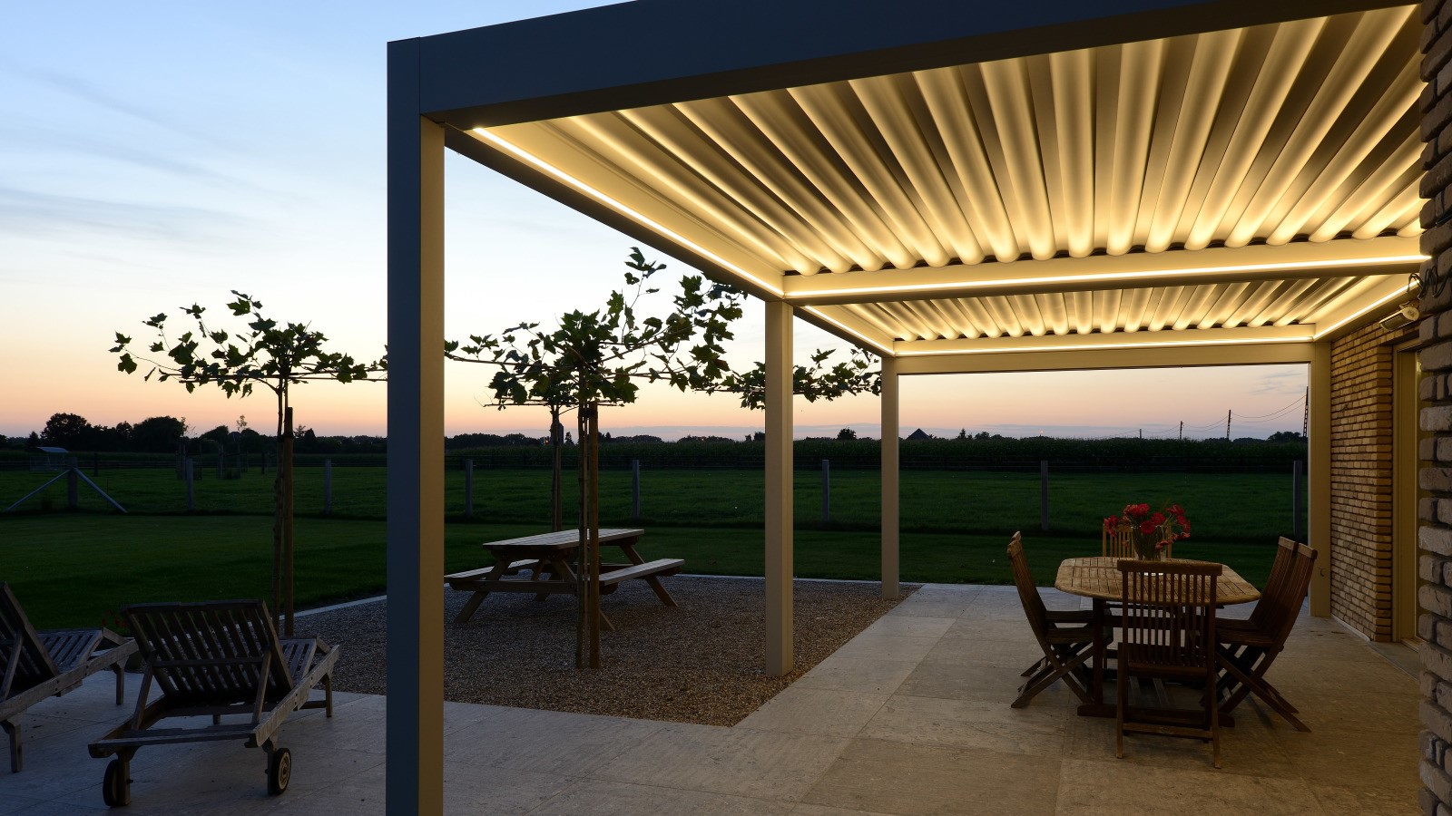 Pergolas Bioclimatiques Alu A Lames Retractables Sur Mesure Komilfo
