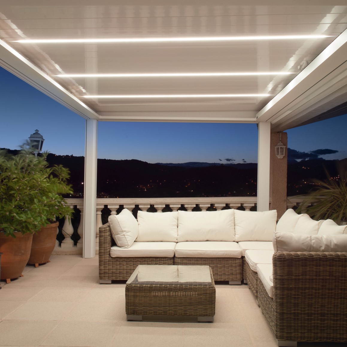 L'éclairage LED à intégrer à votre pergola bioclimatique à lames orientables Komilfo