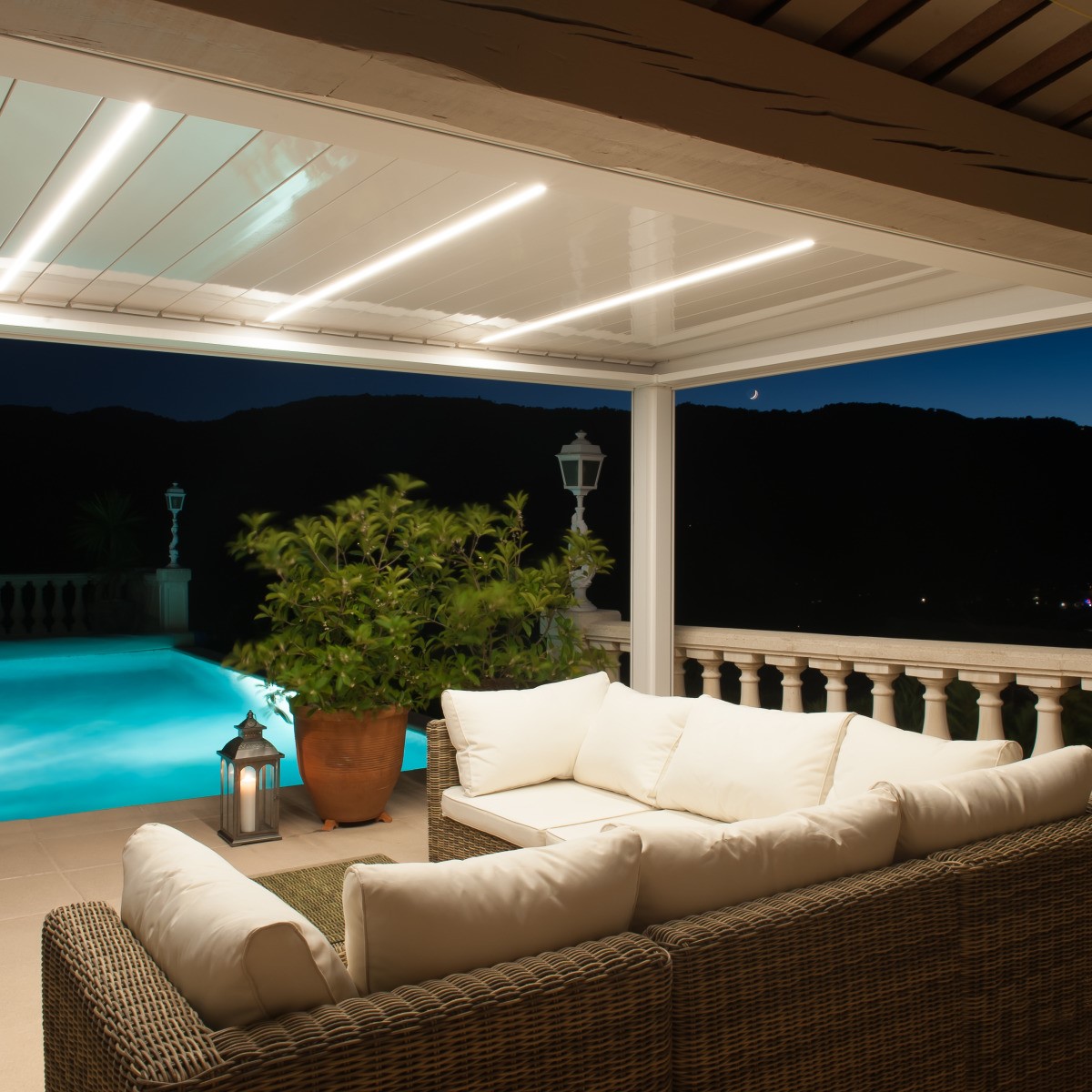 L'éclairage LED à intégrer à votre pergola bioclimatique rétractable Komilfo