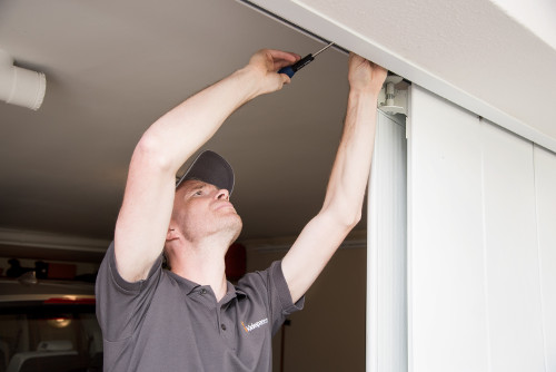 Un artisan et installateur qualifié pour votre porte de garage enroulable Komilfo