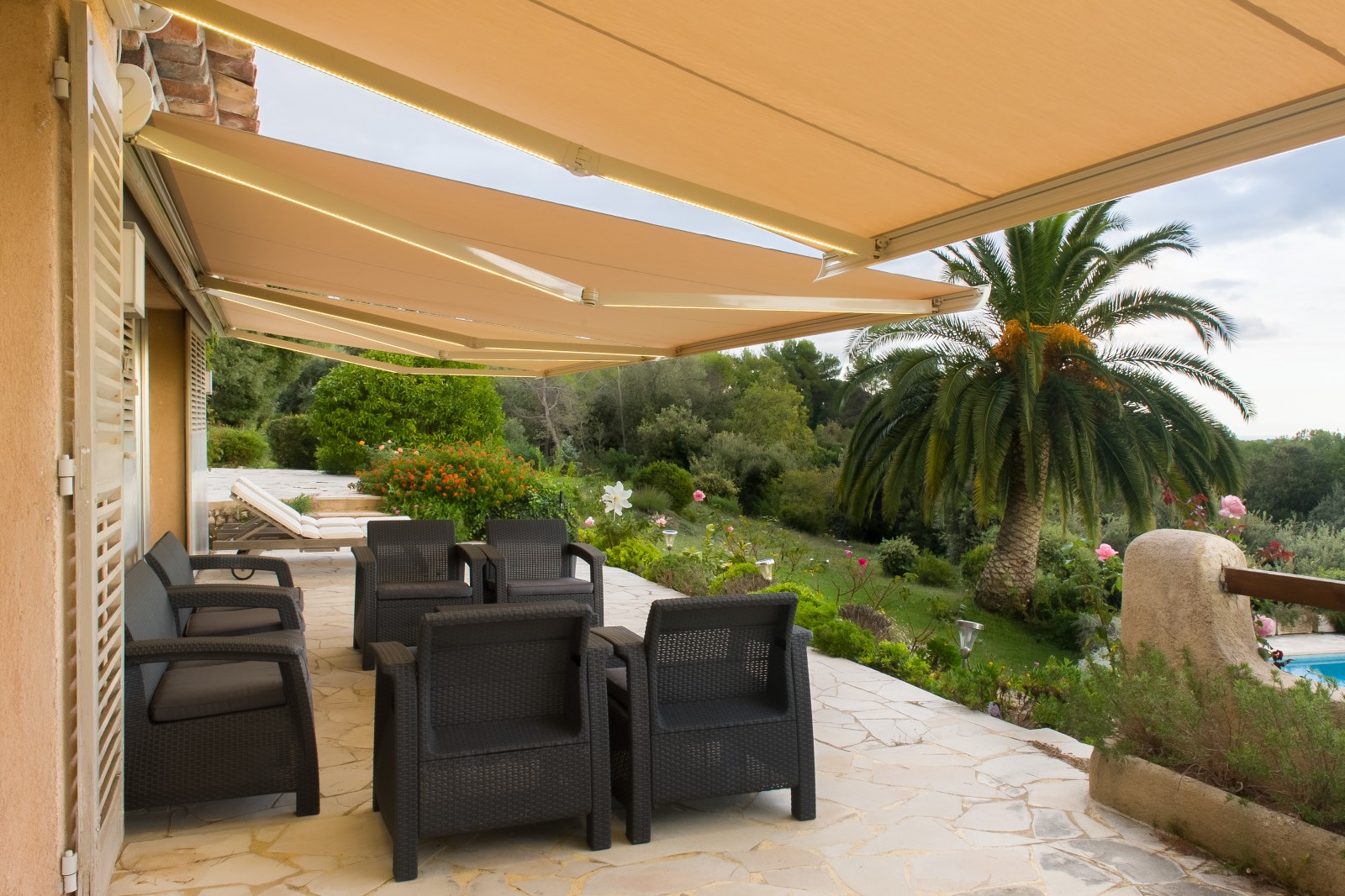Le store banne pour aménager la terrasse de votre maison provençale - Komilfo