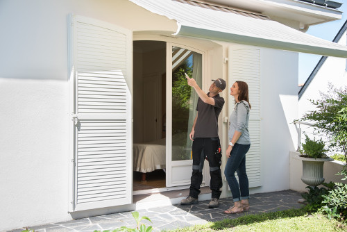 Un installateur expert pour poser votre parasol ou store de jardin Komilfo