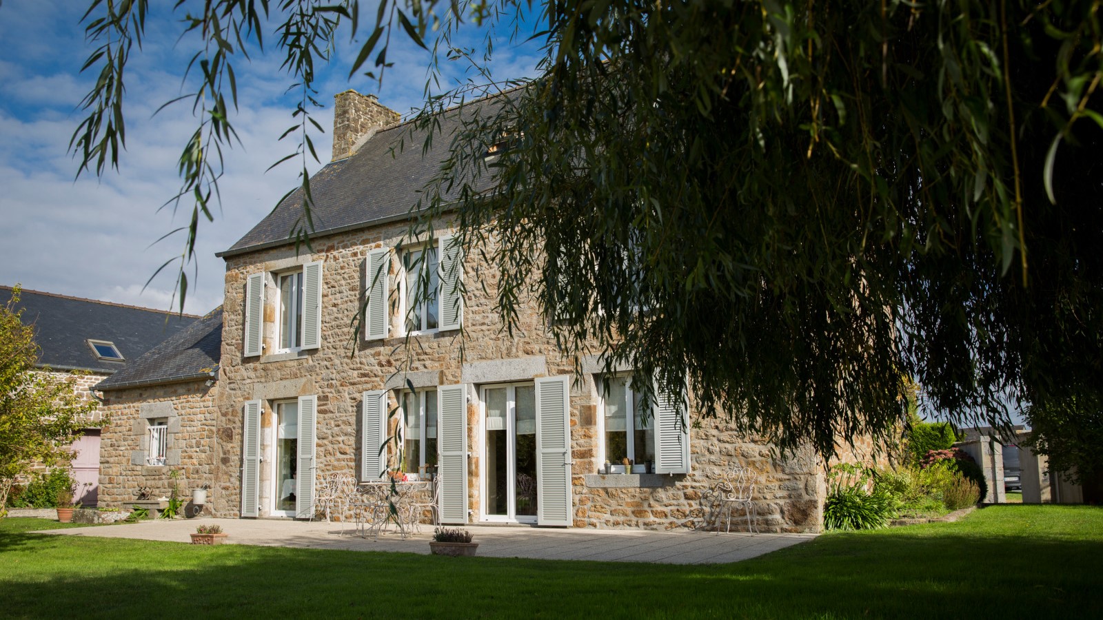 Des menuiseries blanches pour coordonner la façade extérieure de votre maison bretonne - Komilfo