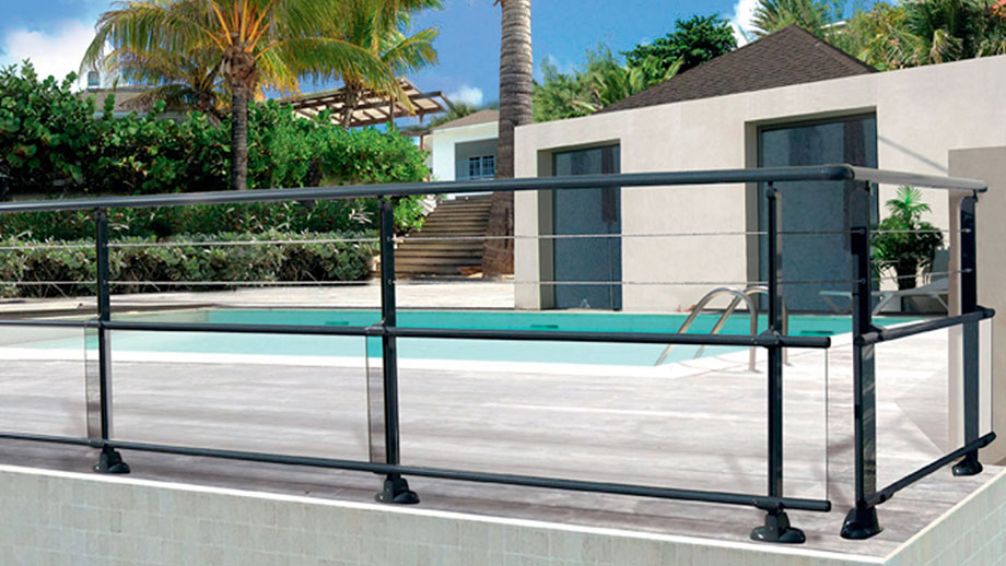 Un garde-corps en aluminium et verre pour sécuriser votre piscine