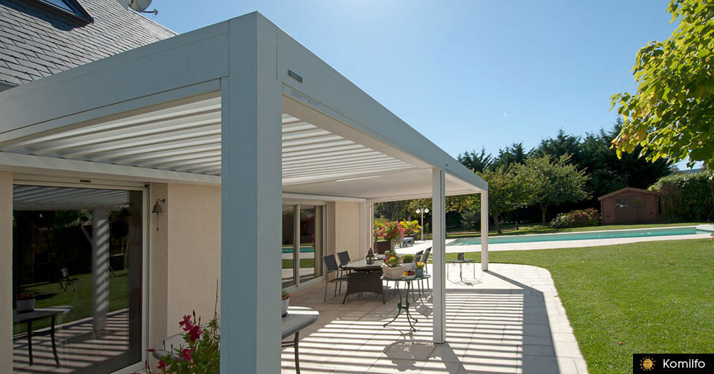 Une pergola bien aménagée pour vivre à l'extérieur