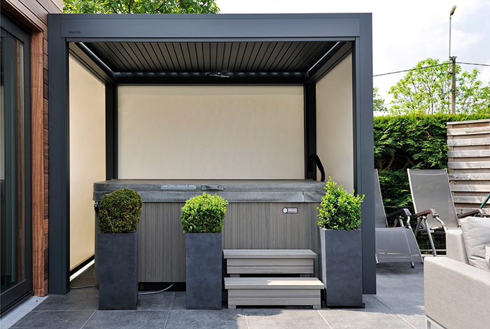 Pergola avec stores verticaux à intégrer à votre pergola bioclimatique à lames orientables Komilfo