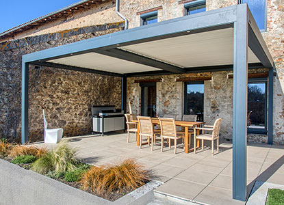 pergola bioclimatique à lames orientables posée sur une terrasse