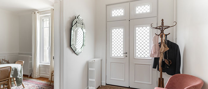 porte d'entrée avec bicoloration blanche à l'intérieur et vitrage pour apport de lumière