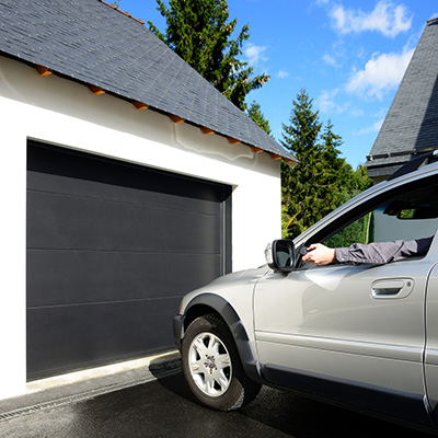 porte de garage avec ouverture électrique télécommandée