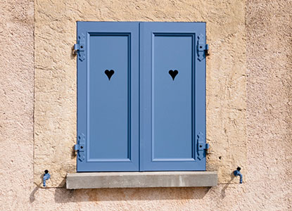 volets battants bleu motif coeur