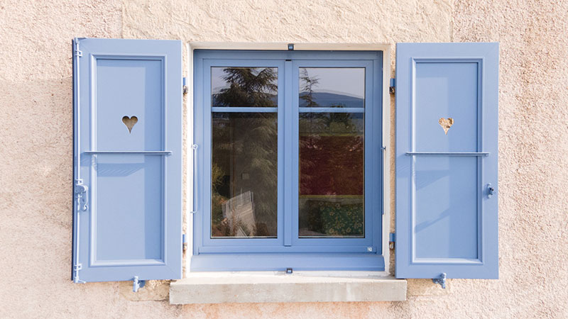 volet battant en aluminium bleu ciel avec décor motif de coeur