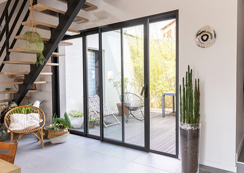 baie vitrée en aluminium pour accéder à la terrasse