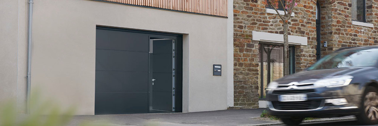 Porte de garage sectionnelle Novoferm avec portillon intégré