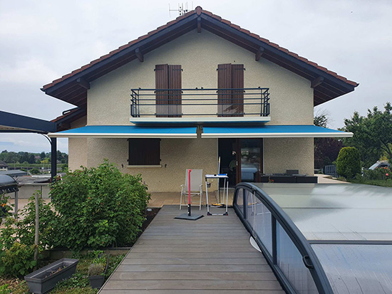 double store extérieurs au-dessus d'une terrasse