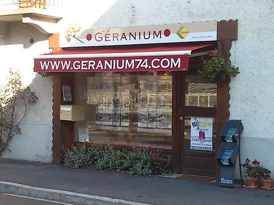 Store avec marquage agence geranium