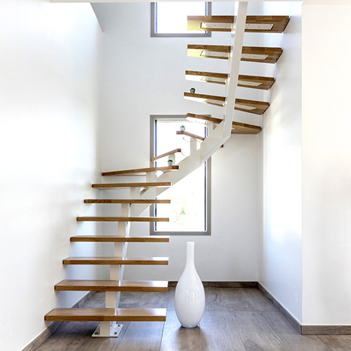 fenêtres en PVC avec escalier moderne en bois