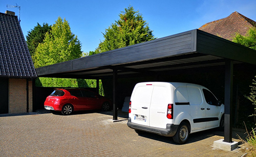 carport double pour abri de voitures avec pilier central et toiture pleine