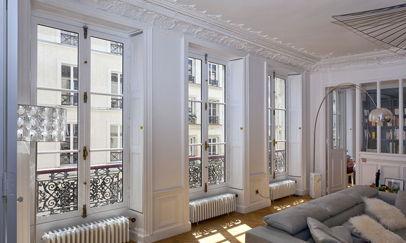 fenêtre en bois avec crémones