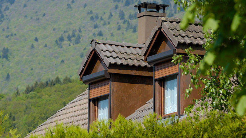 volets roulants marron pour fenêtres d'un chalet à la montagne