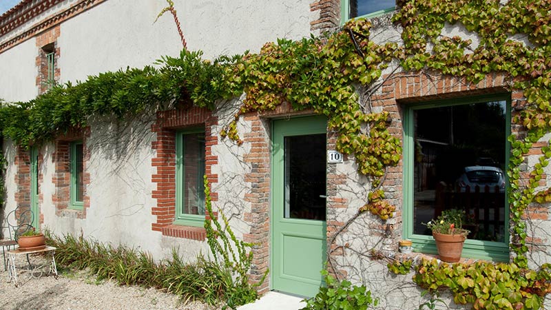 fenêtres et porte d'entrée coordonnées en vert