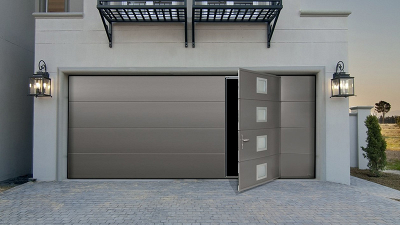 porte de garage sectionnelle avec portillon ouvert et deux luminaires