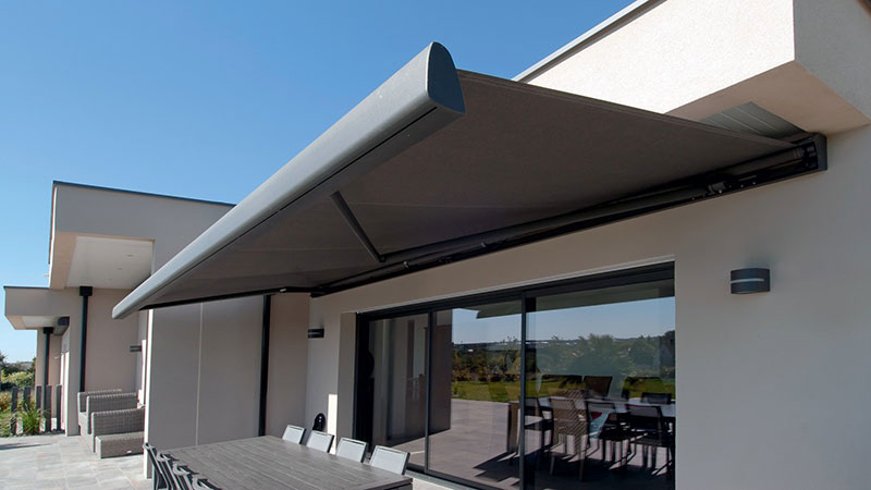 store banne avec bras au-dessus d'une terrasse