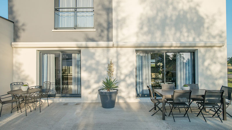 store banne rangé dans son coffre de rangement pour l'hiver