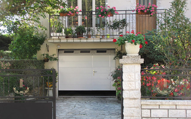 porte de garage sectionnelle avec enroulement au plafond