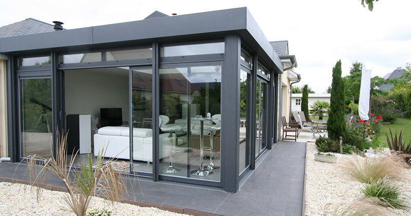 véranda en aluminium gris anthracite pour agrandissement de maison design